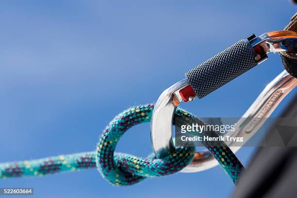 climbing rope and carabiner - mountain climb stock pictures, royalty-free photos & images