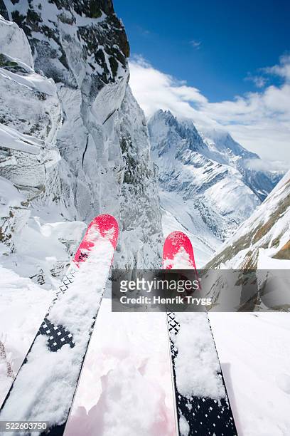 skis perched on edge of a steep run - archive 2008 stockfoto's en -beelden