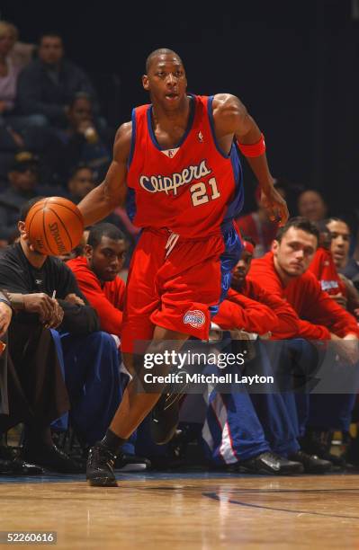 Bobby Simmons of the Los Angeles Clippers drives against the Washington Wizards during the game on February 11, 2005 at the MCI Center in Washington...