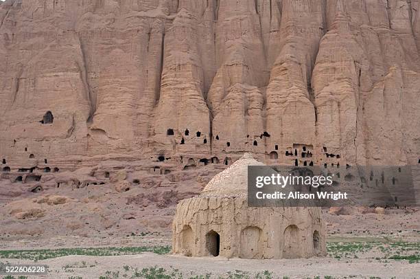 tomb in bamiyan - bamiyan - fotografias e filmes do acervo