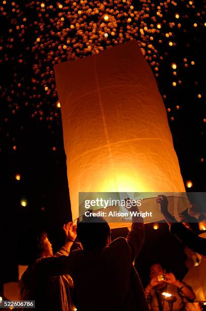 khom loy lanterns at loi krathong festival - khom loy stock pictures, royalty-free photos & images