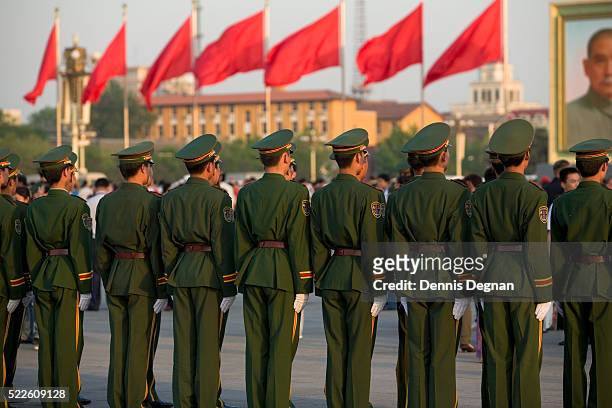 soldiers lined up during labor day golden week celebrations - plein van de hemelse vrede stockfoto's en -beelden