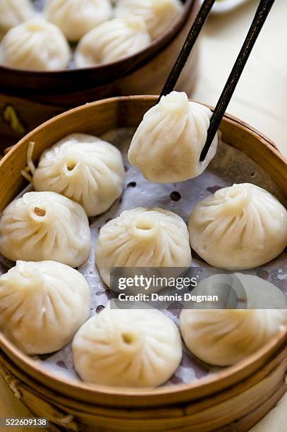 fresh steamed buns - dim sum stockfoto's en -beelden