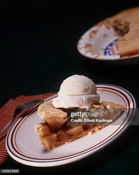 detail of apple pie and a slice a la mode - apple pie a la mode stock pictures, royalty-free photos & images