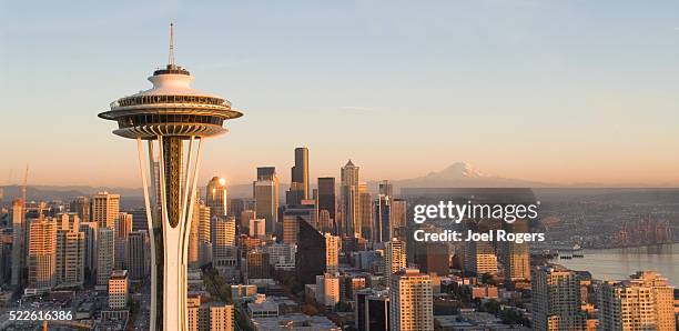 seattle skyline and space needle - mount rainier 個照片及圖片檔