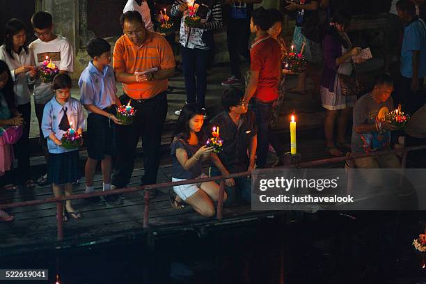 thai famílias na noite de loy krathong - loi krathong - fotografias e filmes do acervo