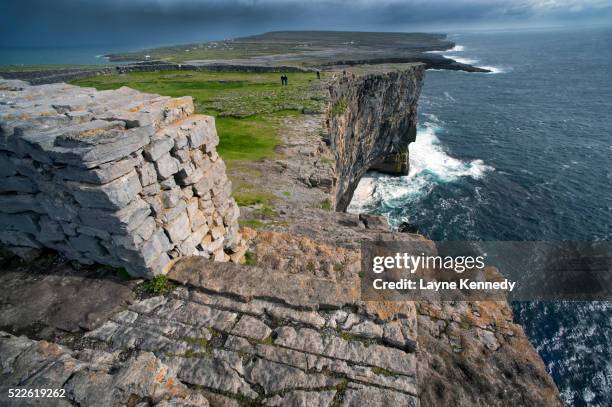 stone walls along cliffs on inishmore - dun aengus 個照片及圖片檔