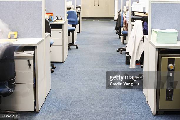 aisle between office cubicles - つまらない仕事 ストックフォトと画像