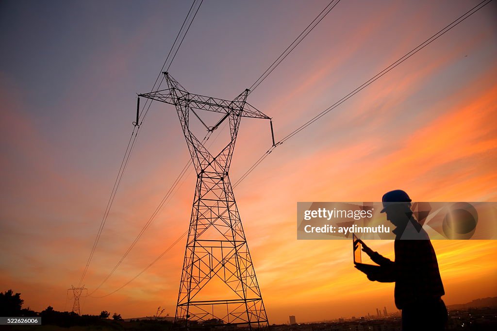 Ingegnere lavorando laptopL elettrico