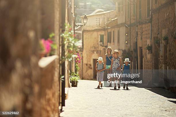 famille visiter la belle ville méditerranéenne. - vieille ville photos et images de collection