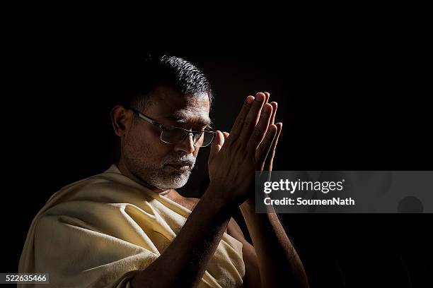 vecchio indù uomo pregare con piegato le mani - monaco national day 2016 foto e immagini stock