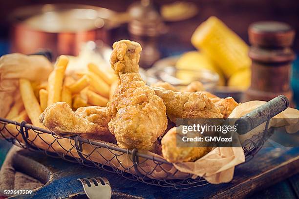 golden fried chicken - gefrituurde kip stockfoto's en -beelden