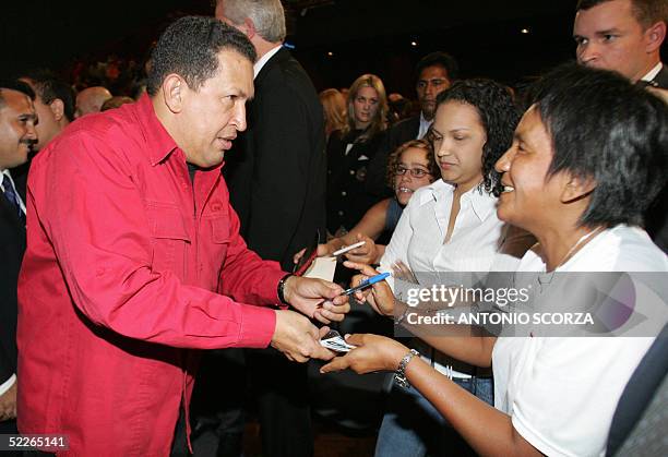 El presidente de Venezuela, Hugo Chavez firma autografos a simpatizantes al arribar a un acto, el 02 de marzo de 2005 en la Intendencia Municipal de...