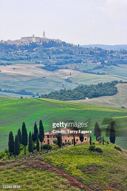 tuscan view of belvedere house in spring green with the town of pienza in back gound - siena province - fotografias e filmes do acervo