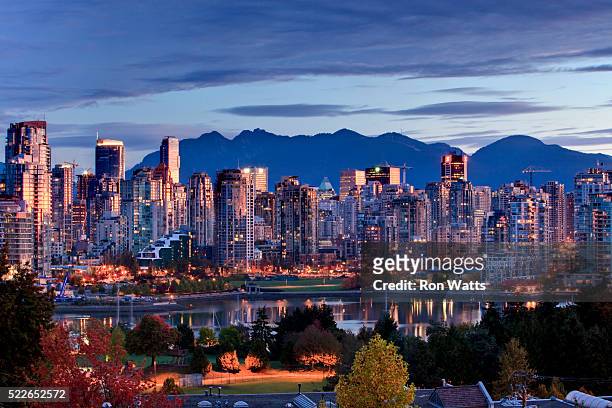vancouver skyline in front of north shore mountains - vancouver foto e immagini stock