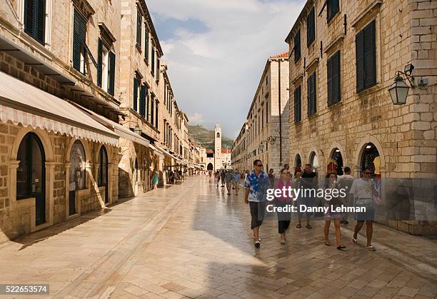 people walking on main street in dubrovnik's old town - dubrovnik stockfoto's en -beelden