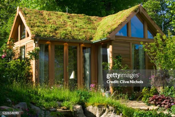 sedums grow on roof of timber framed office building in lush's wildlife trust garden, chelsea 2005. design stephen hall - sedum stock-fotos und bilder