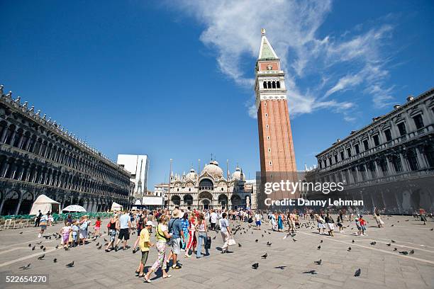 piazza san marco in venice - gruppo organizzato foto e immagini stock