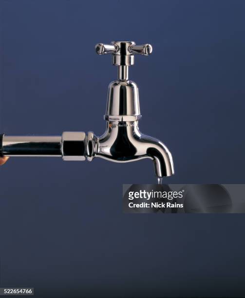 dripping faucet - desperdício de água imagens e fotografias de stock