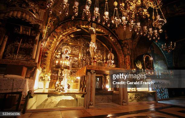 the tomb of christ in the church of the holy sepulchre - church of the holy sepulchre photos et images de collection