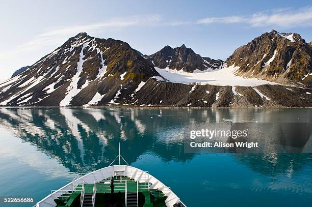 expedition ship in magdalenefjord at spitsbergen - spitsbergen stockfoto's en -beelden