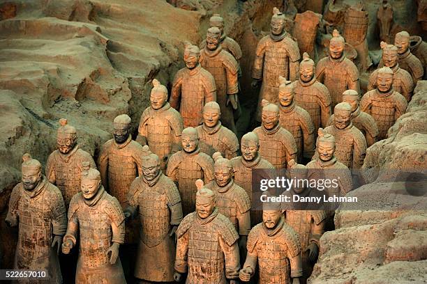 terracotta statues in qin shi huangdi tomb - qin shi huangdi stock-fotos und bilder