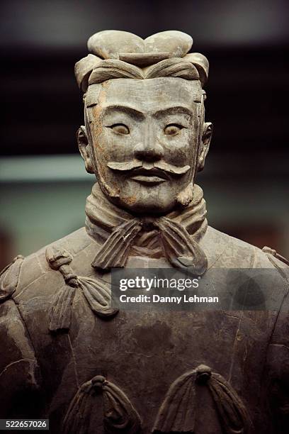 detail of terracotta statue in qin shi huangdi tomb - qin shi huangdi stock-fotos und bilder