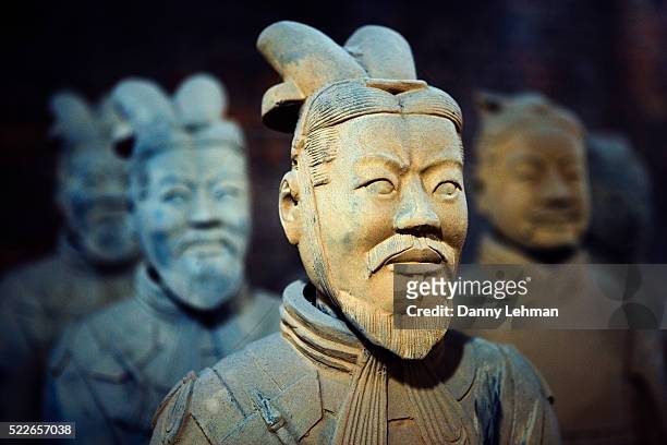 detail of terracotta statues in qin shi huangdi tomb - qin shi huangdi fotografías e imágenes de stock