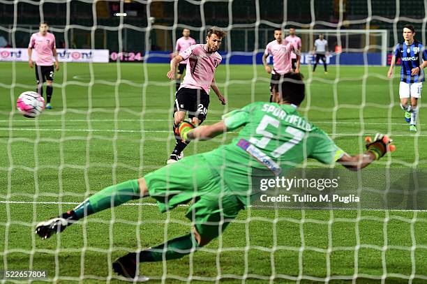 Franco Vazquez of Palermo scores a penalty during the Serie A match between US Citta di Palermo and Atalanta BC at Stadio Renzo Barbera on April 20,...