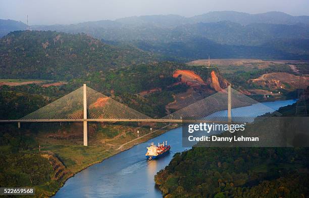 centennial bridge spanning the panama canal - république du panama photos et images de collection