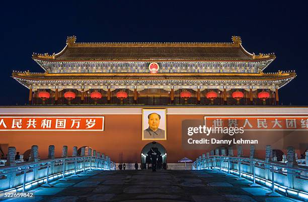 gate of heavenly peace at tiananmen square, beijing, china - tiananmen square stockfoto's en -beelden