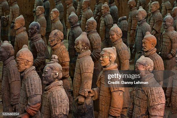 terracotta warrior statues in qin shi huangdi tomb - qin shi huangdi fotografías e imágenes de stock