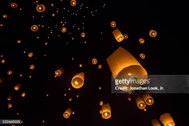 lanterns in sky - yi peng stock pictures, royalty-free photos & images