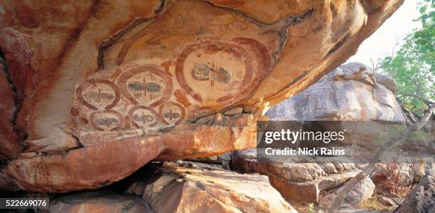 wandjina figure rock paintings in western australia - wandjina stock pictures, royalty-free photos & images