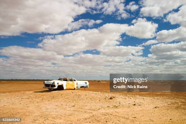 rusted car in simpson desert, queensland, australia - simpson desert imagens e fotografias de stock