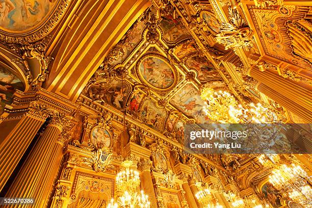 ornate ceiling in paris opera house - ópera de garnier fotografías e imágenes de stock