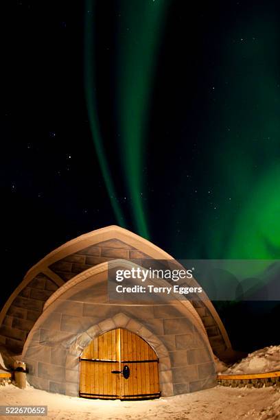 northern lights steaming above igloo type building - igloo isolated stock pictures, royalty-free photos & images
