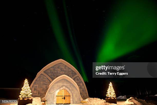 northern lights steaming above igloo type building - igloo isolated stock pictures, royalty-free photos & images