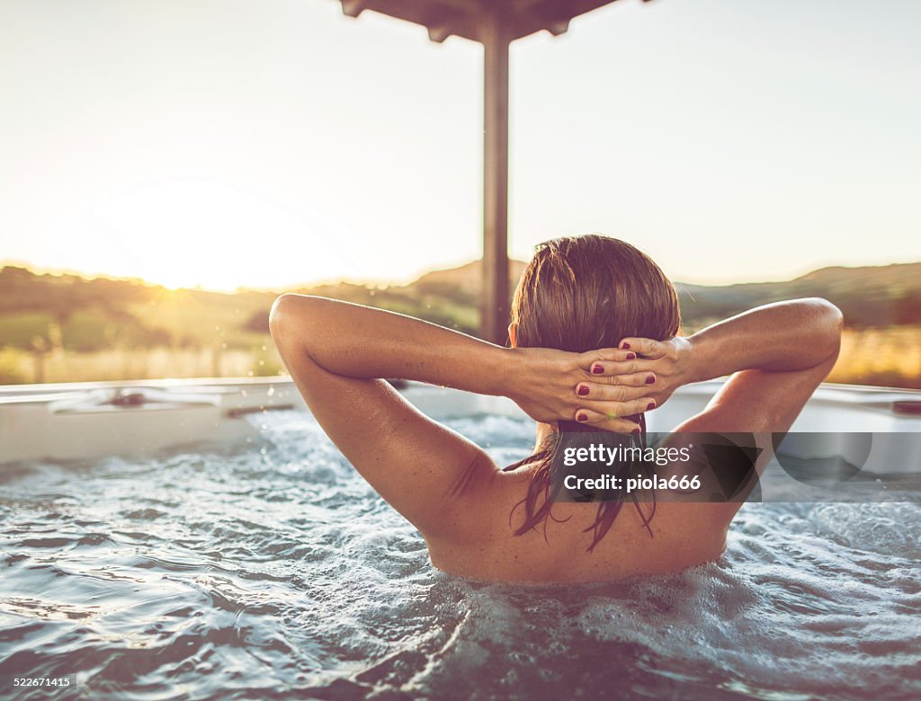 Mulher relaxante na banheira de hidromassagem