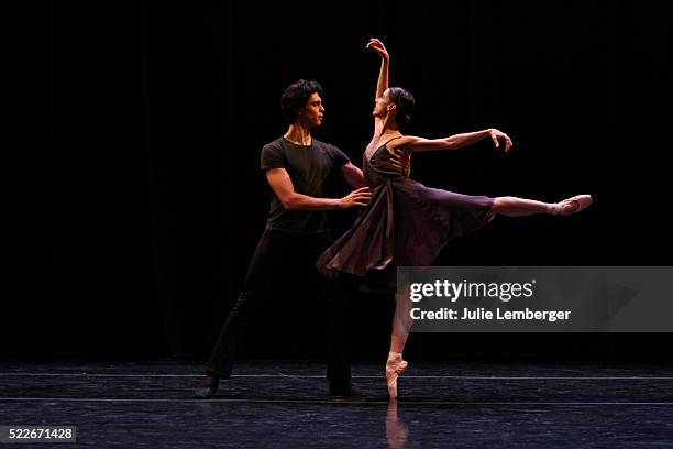 benjamin millepied/ danses concertantes - arabesque position ストックフォトと画像