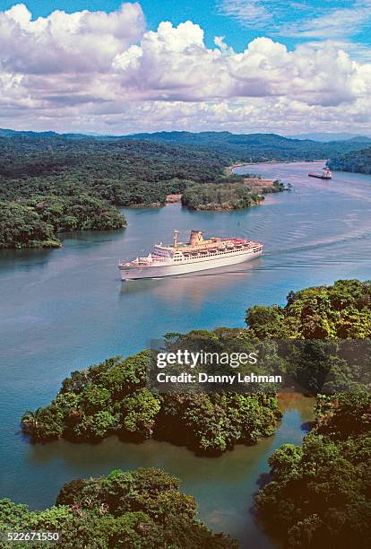 cruise ship in gatun lake at the panama canal - panama canal cruise stockfoto's en -beelden