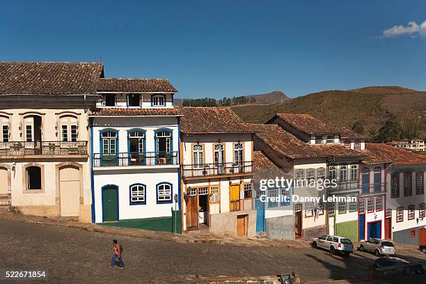 colorful colonial architecture in brazil's historical city of ouro preto - estado de minas gerais fotografías e imágenes de stock