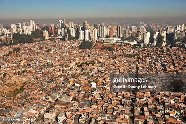 parque real, favela or slum living next to upscale morumbi neighborhood in sao paulo, brazil - barriada fotografías e imágenes de stock