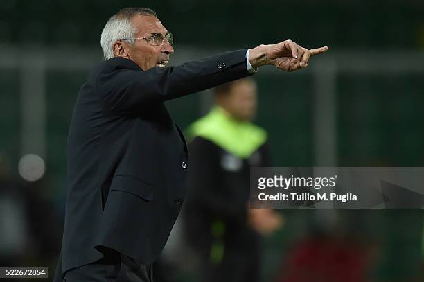 Head coach Edoardo Reja of Atalanta in action during the Serie A match between US Citta di Palermo and Atalanta BC at Stadio Renzo Barbera on April...