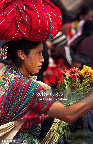 mayan woman in traditional dress in guatemala - chichicastenango bildbanksfoton och bilder