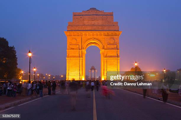 india gate, a national monument, is a massive red sandstone arch and the indian army's tomb of the unknown soldier - india gate photos et images de collection