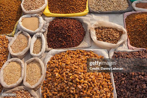 seeds, nuts and dried fruits for sale at the mina bazaar next to jama masjid mosque, delhi, india - feira árabe ao ar livre imagens e fotografias de stock