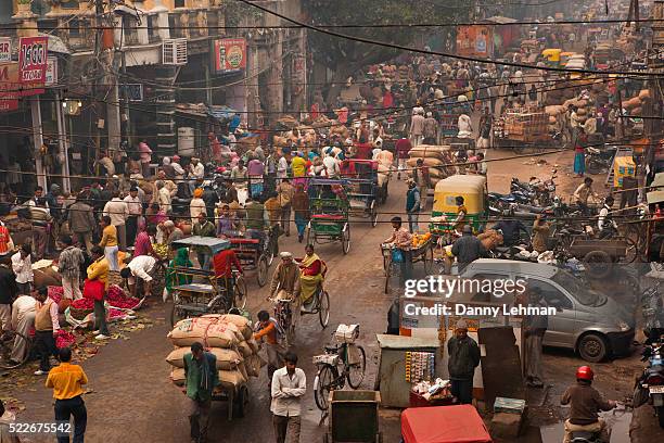 daily activity in old delhi shows congestion, overpopulation and lifestyle - india foto e immagini stock