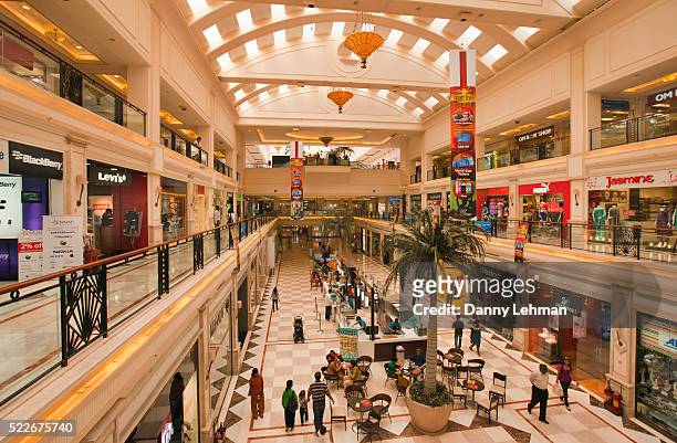 dlf emporio mall, new delhi, india - shoppingcenter stock-fotos und bilder