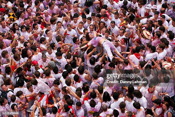 festival of san fermin in pamplona - feria photos et images de collection